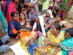 कोदवट गांव निवासी मृतका अनुष्का के रोते बिलखते परिजन