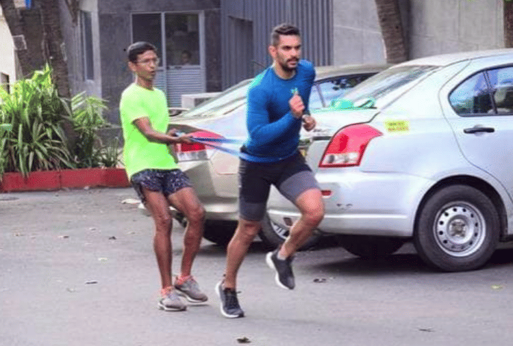 angad bedi workout on road video goes viral