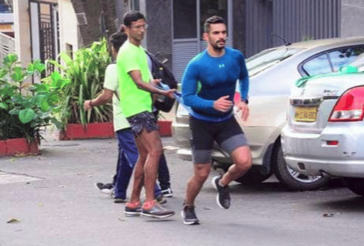 angad bedi workout on road video goes viral