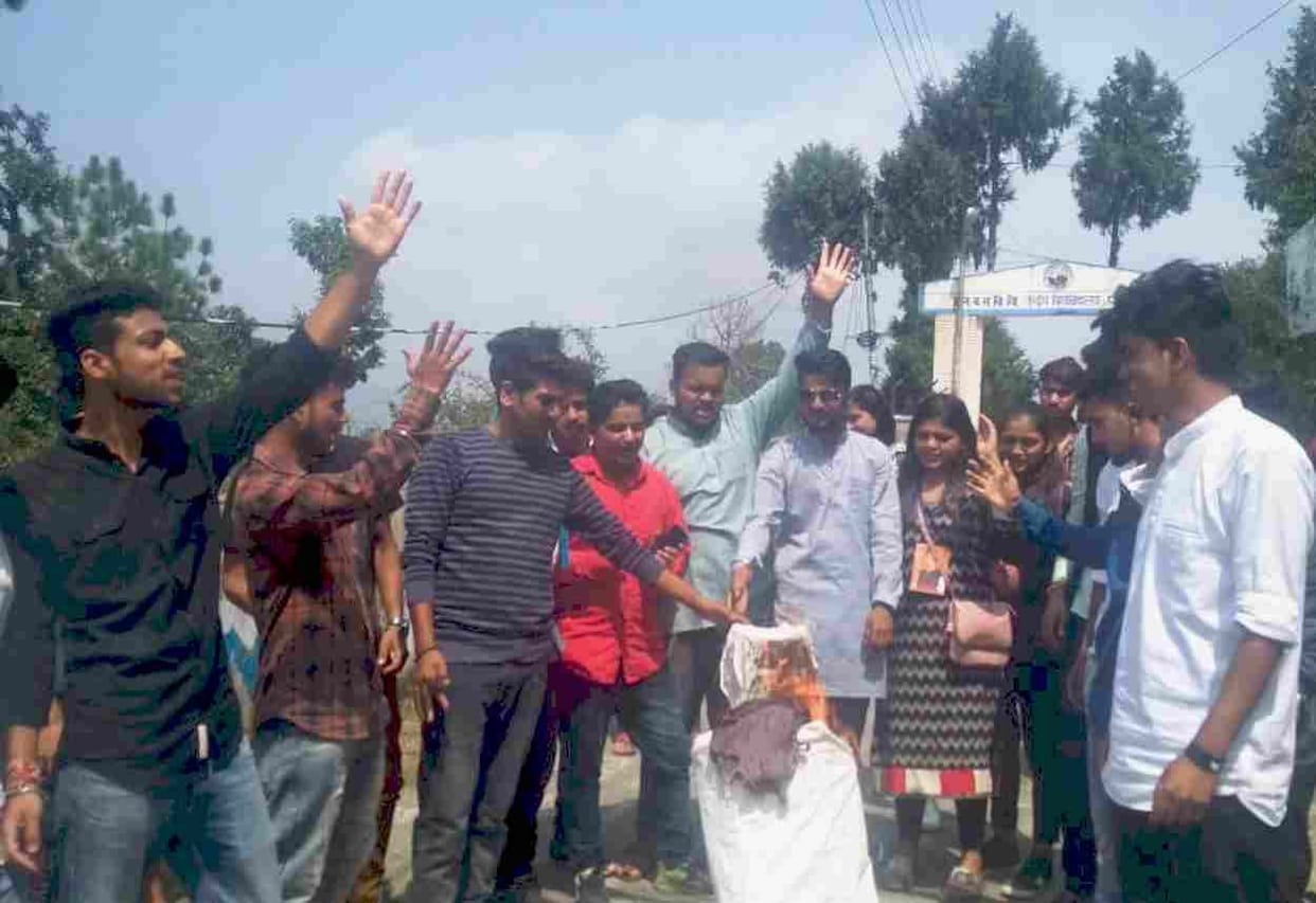 Students flutter the effigy of Vice Chancellor