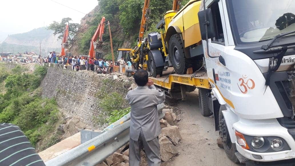 Mountain collapse on Badrinath Highway many place vehicle stuck