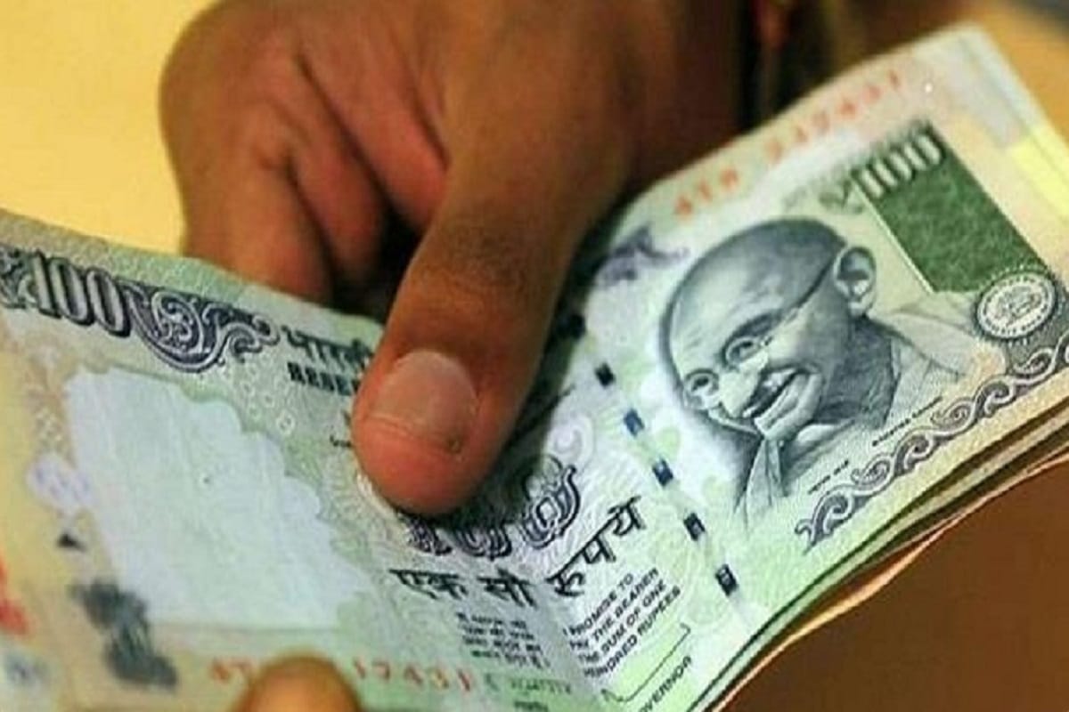 Lekhpal taken bribe from a man in Bijnor district