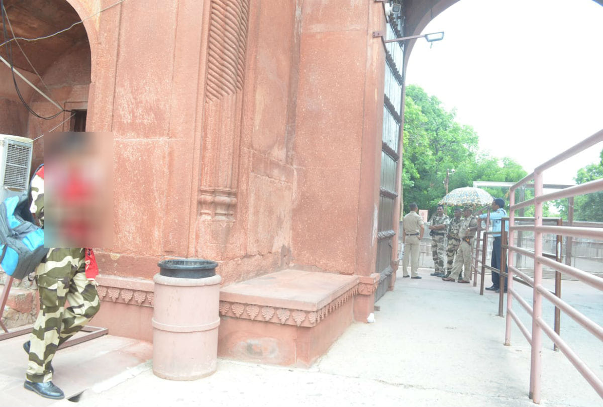 lady constable alleges molestation against senior officer of cisf in Taj Mahal