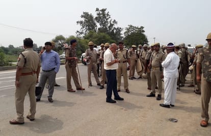 samajwadi party workers protest against sonbhadra firing incident