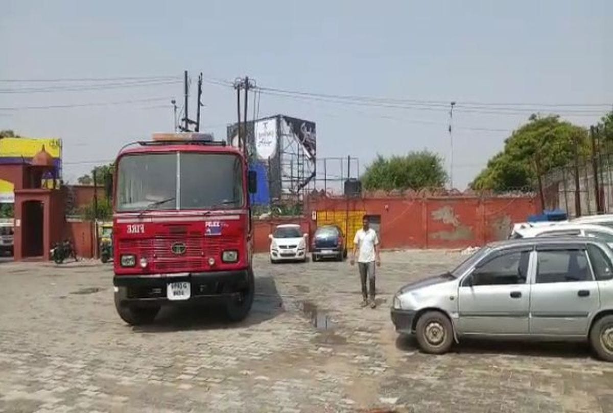 Young man climbed to the tower in collectorate campus Agra