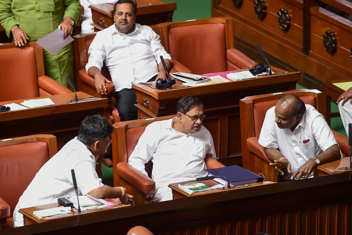 विधानसभा में चर्चा करते कर्नाटक के विधायक