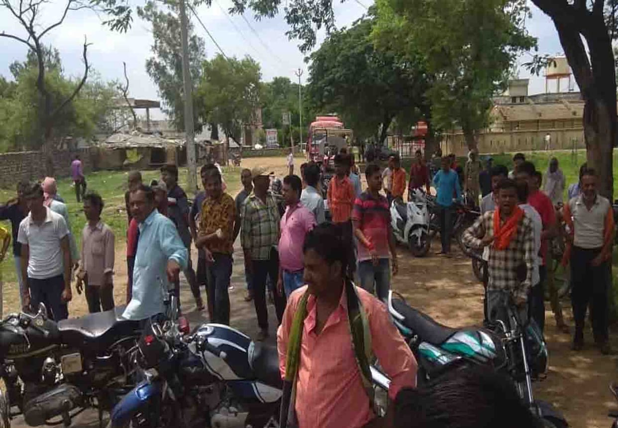 villagers angry by power cut in chitrakoot