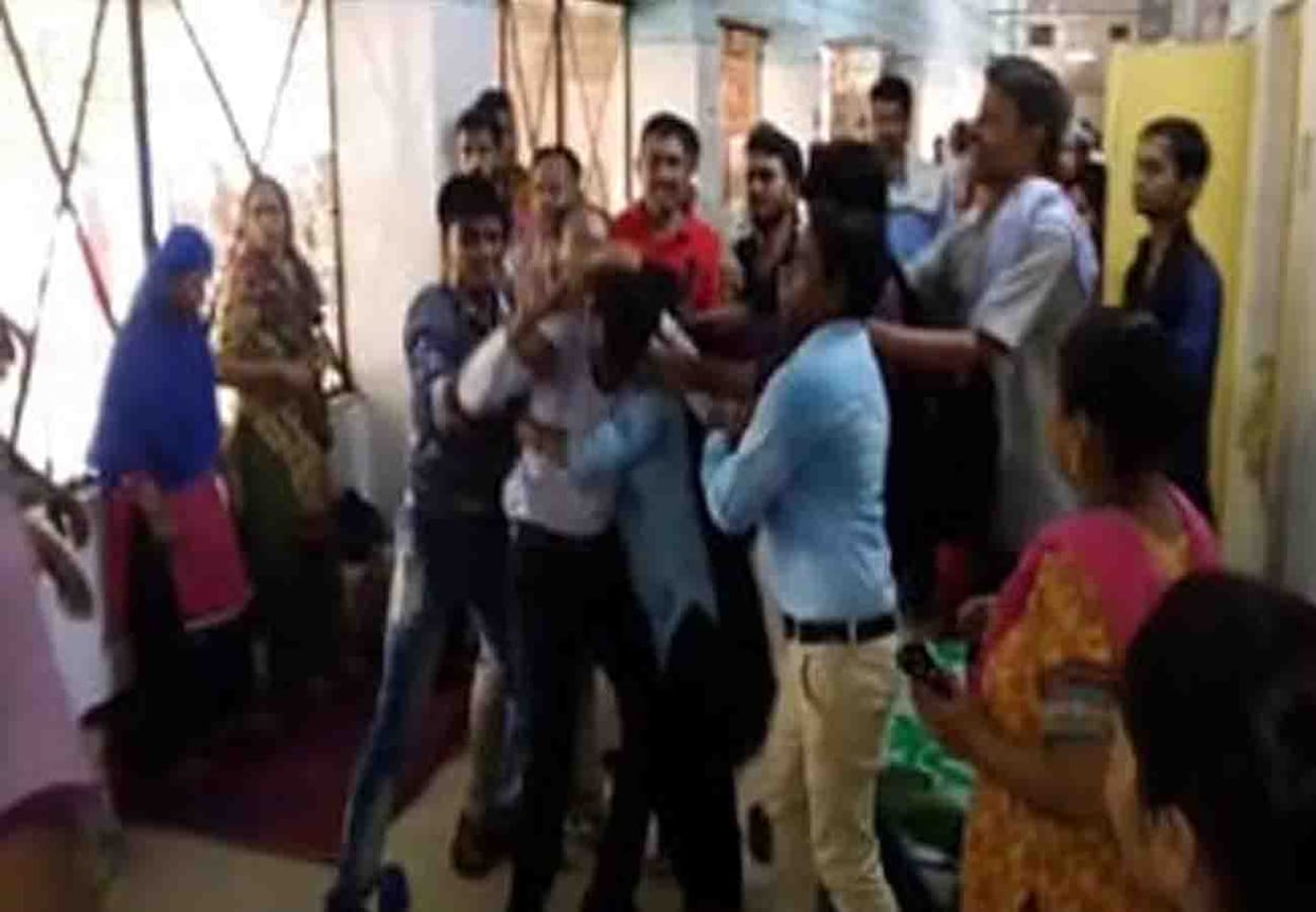 junior doctor beaten to Patients families in hallet hospital kanpur