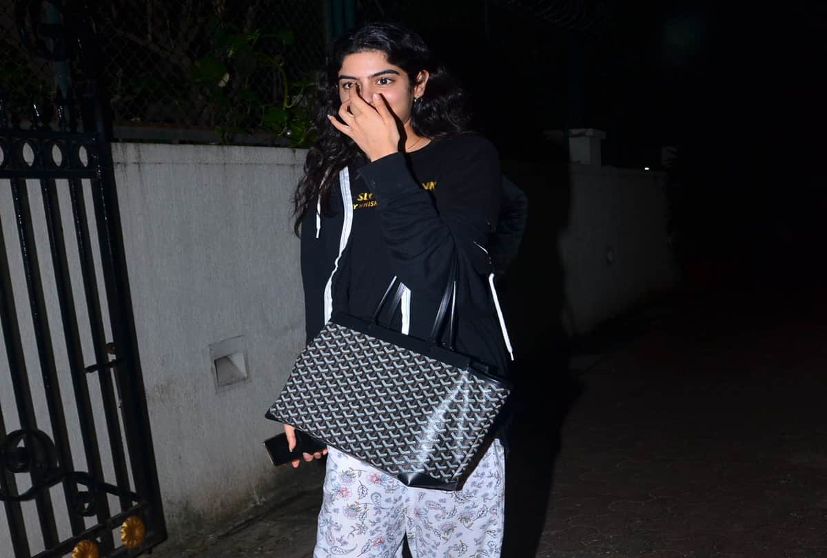 Khushi Runs Spotted at brother Arjun kapoor's home With A Mystery boy