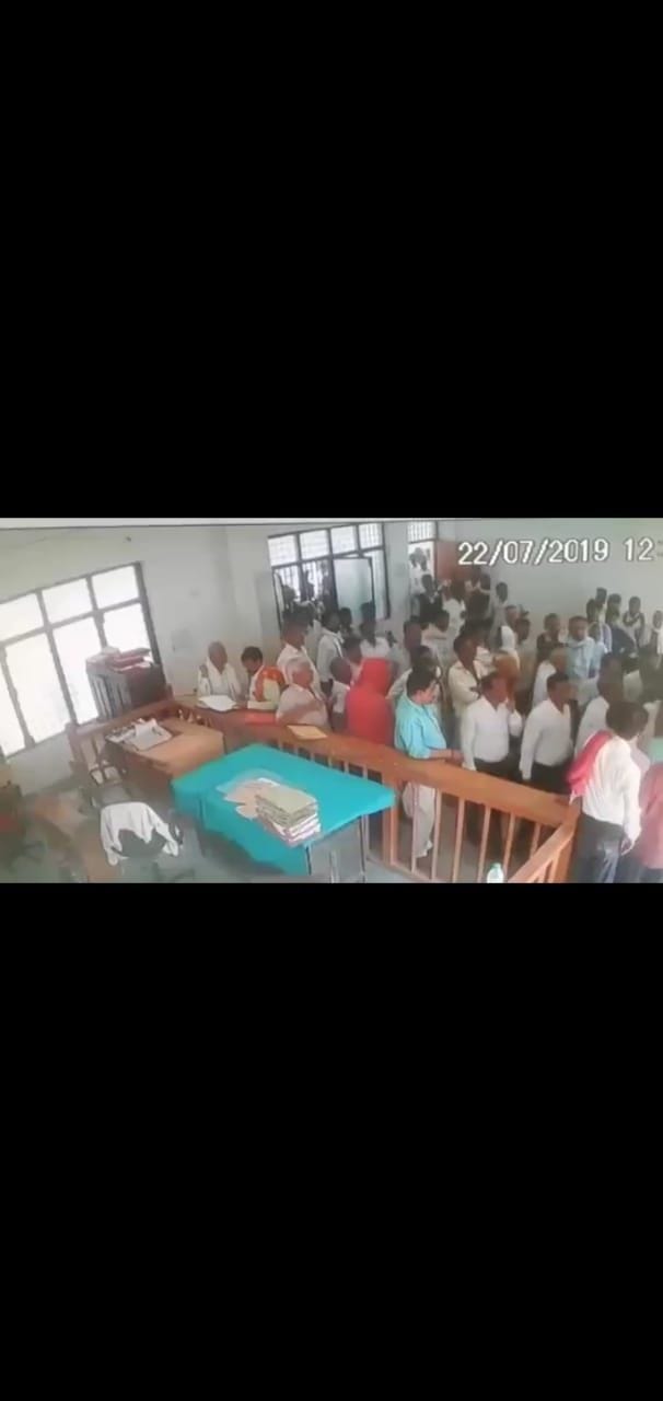Prayagraj: Advocate advocated in the strike dispute, walking sticks