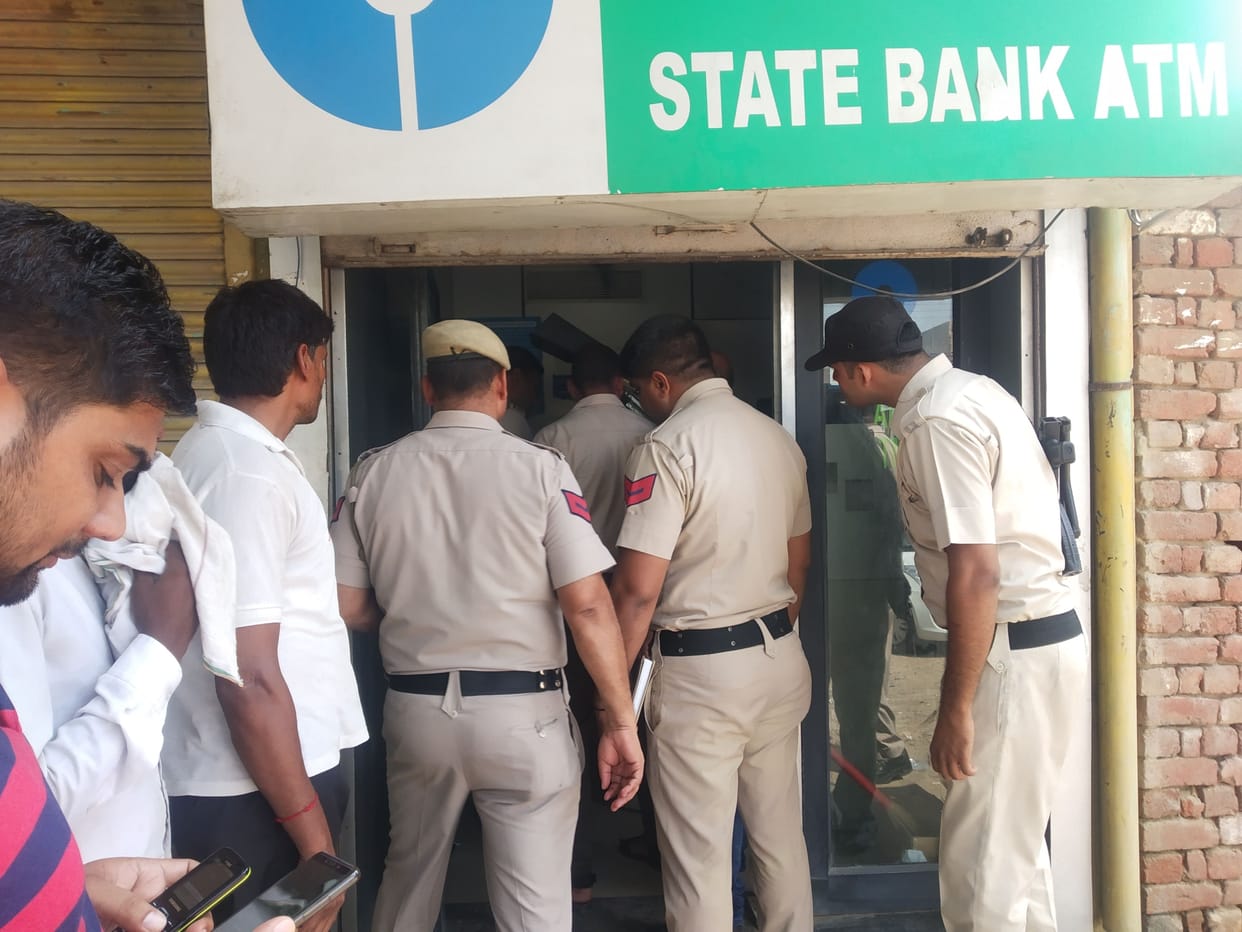 ATM machine cut off gas cutter for 11 lakh rupees