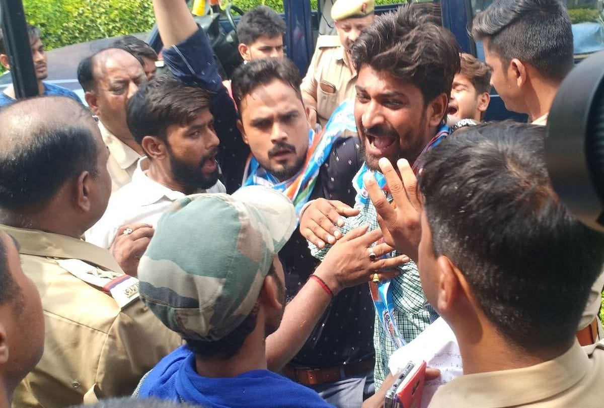 NSUI Workers arrested During Protest in Agra university