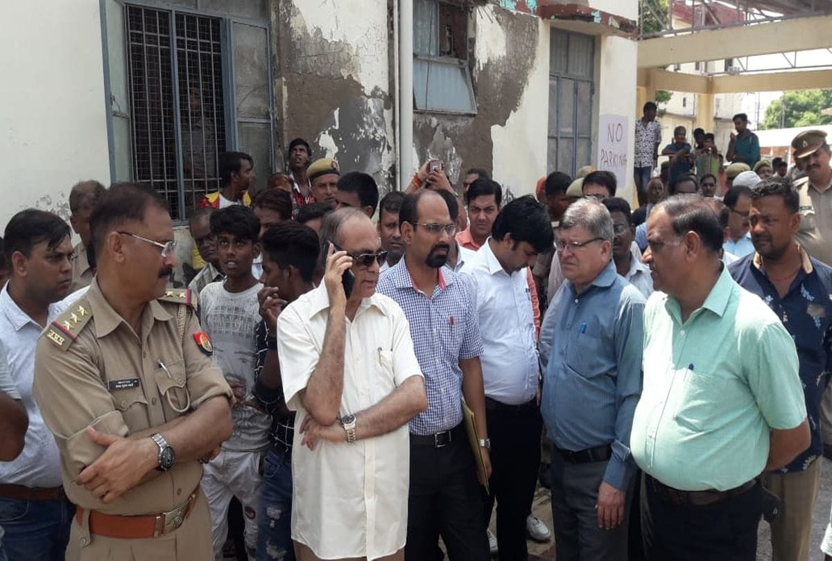 Young man climbed to the tower in collectorate campus Agra