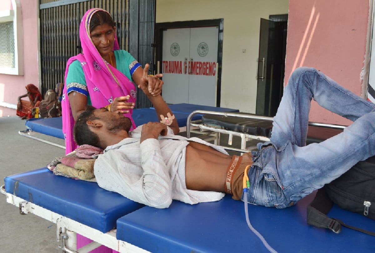 Junior doctors of Medical College strike in aligarh one patient dies