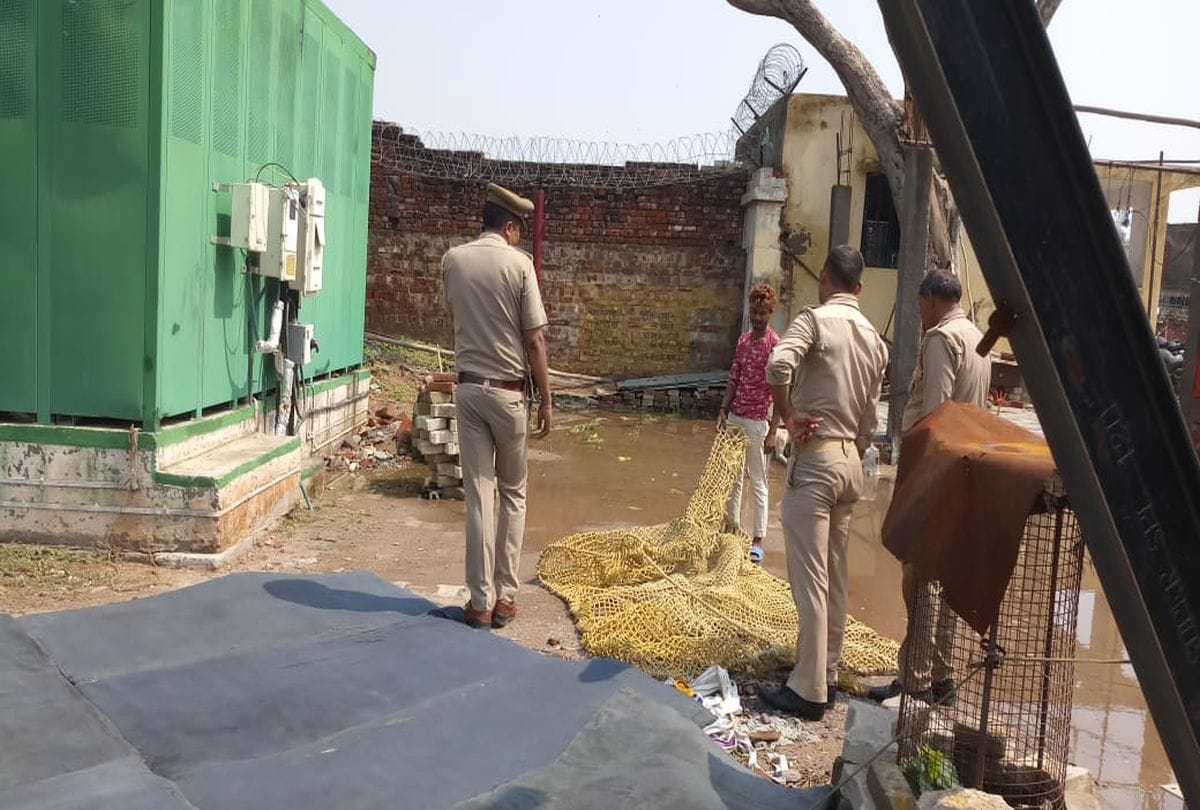 Young man climbed to the tower in collectorate campus Agra