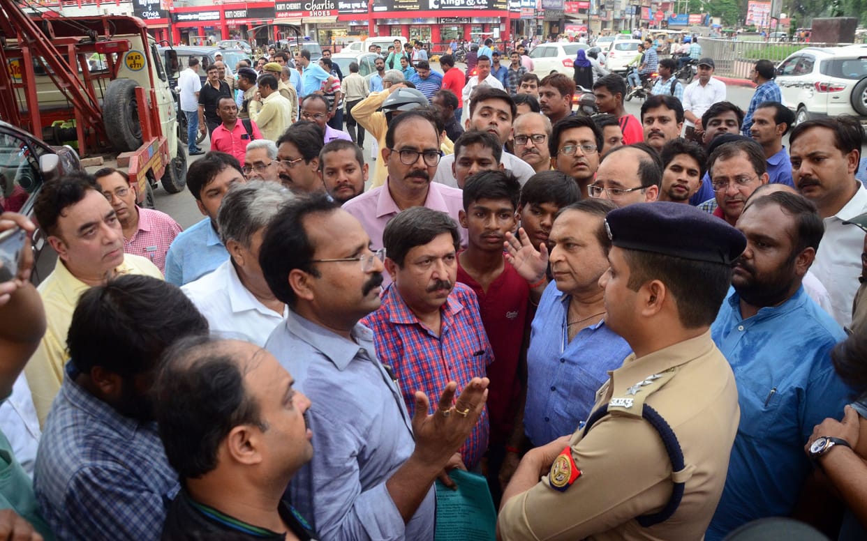Prayagraj: Due to the e-challan, traders' jumped