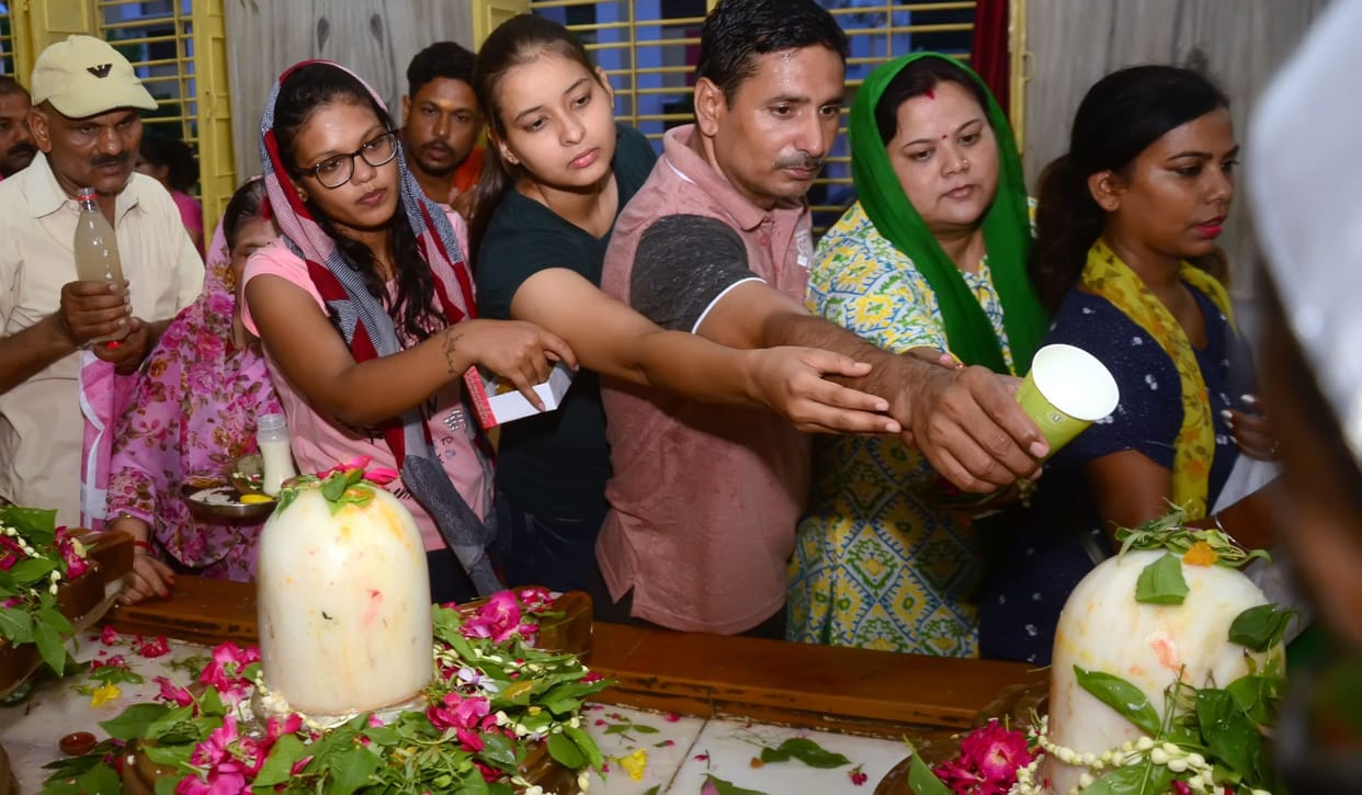 Prayagraj: Ganguja Har-Har Mahadev in Shiva temples on the first Monday of Saawan