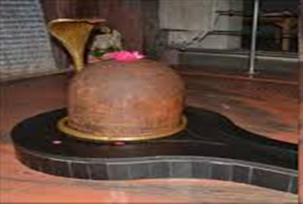 schedule cast woman stop from entering temple scolded and insulted her