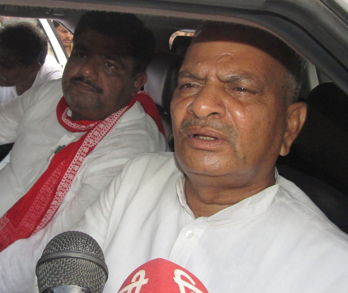 samajwadi party workers meet sonbhadra firing victims said stand with always ghorawal