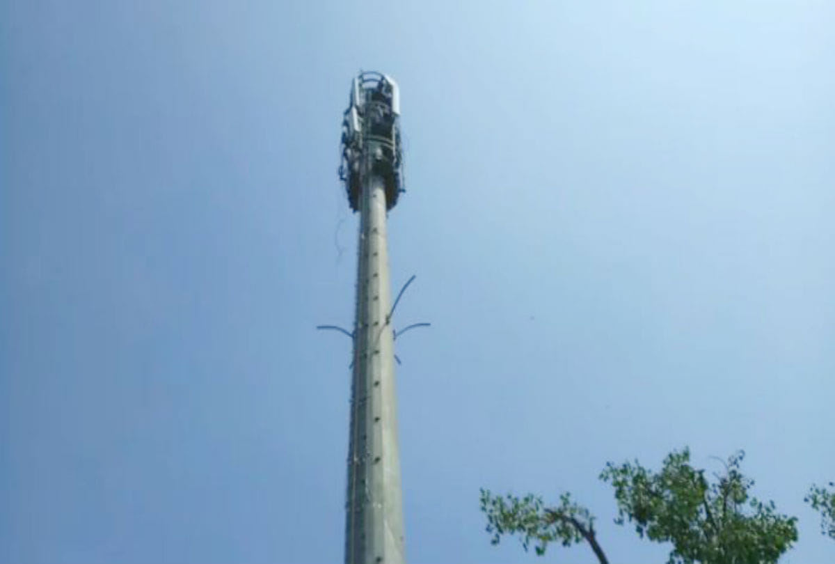 Young man climbed to the tower in collectorate campus Agra