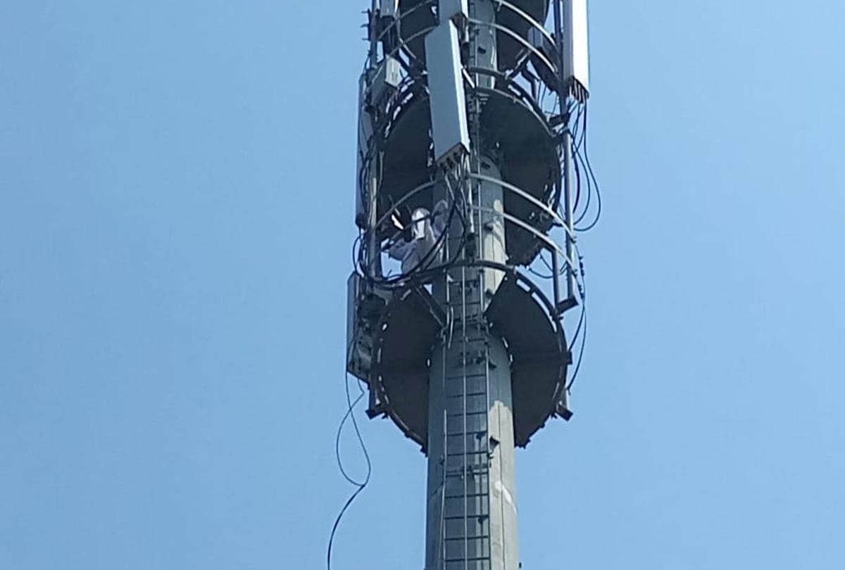 Young man climbed to the tower in collectorate campus Agra
