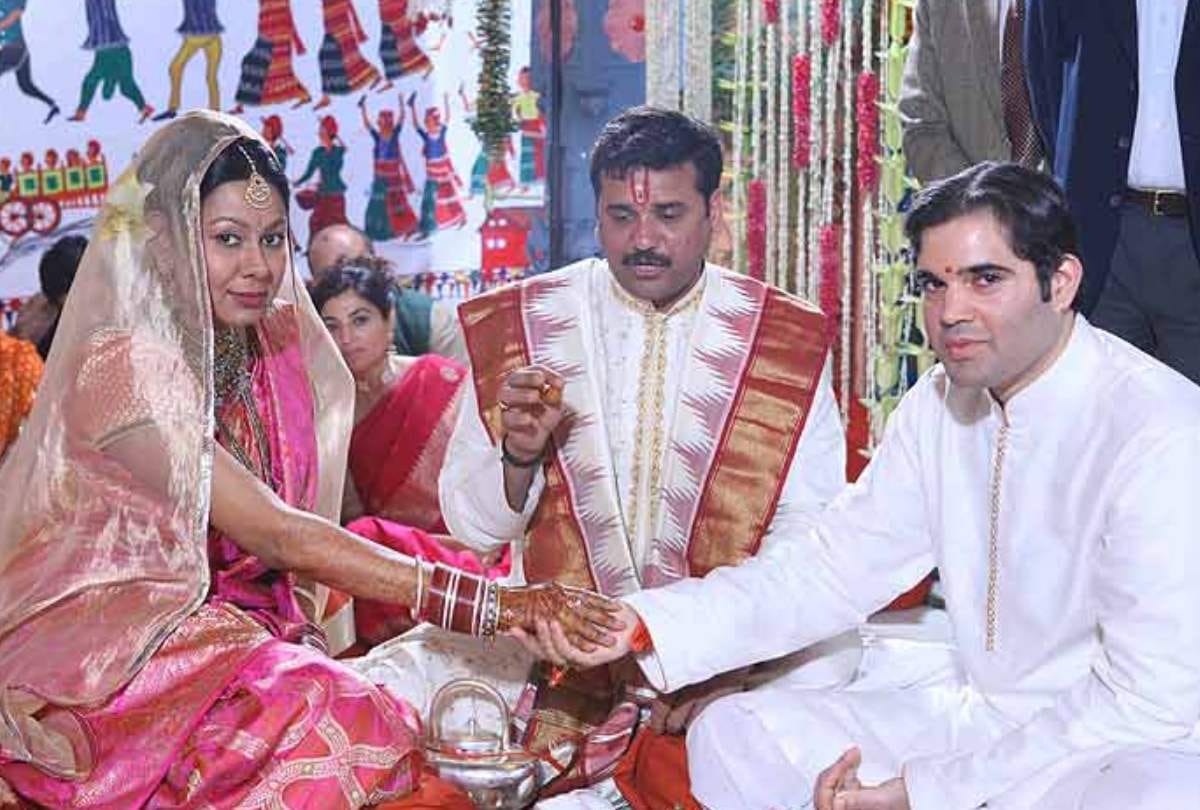 maneka gandhi tweets i wearing saree woven by pandit nehru in jail on varun wedding then deletes it
