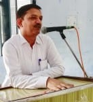 7ए - कृषक इंटर कालेज में छात्राओं को जानकारी देते तहसीलदार अशोक गुप्ता। (मवाना)