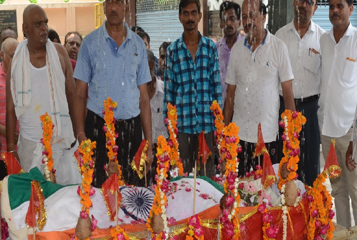 Farewell to freedom fighter Omkarnath Shastri with state honor, Bareilly, UP