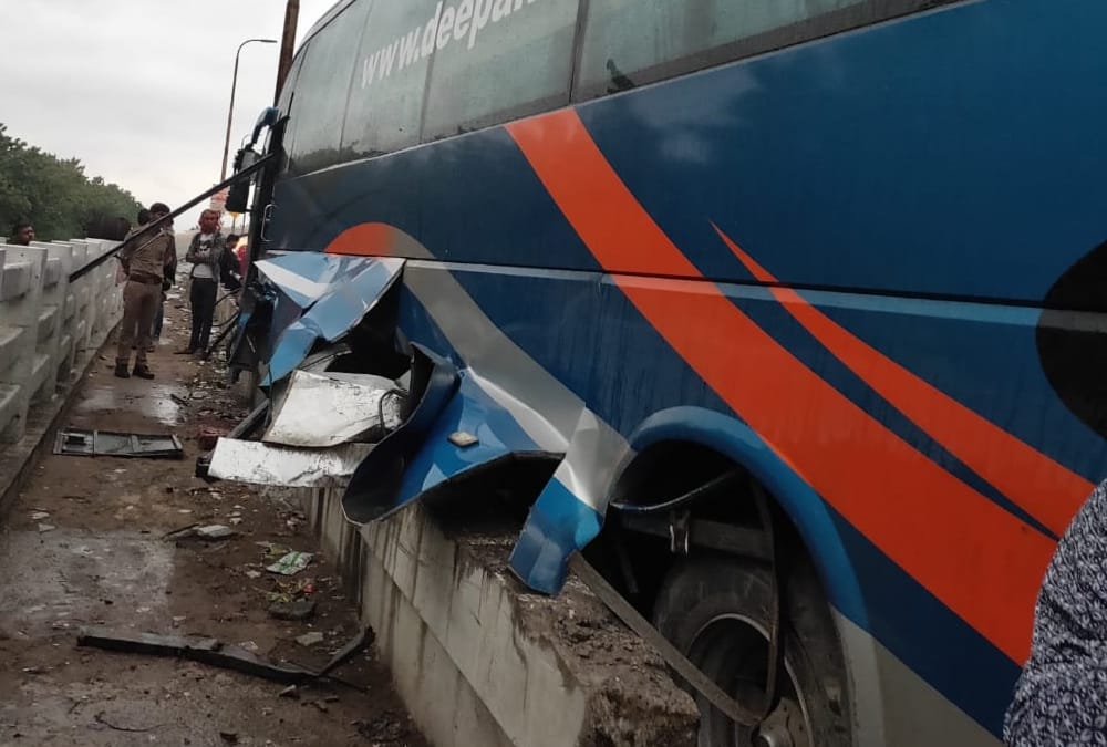 Bus accident in manak nagar in Lucknow.