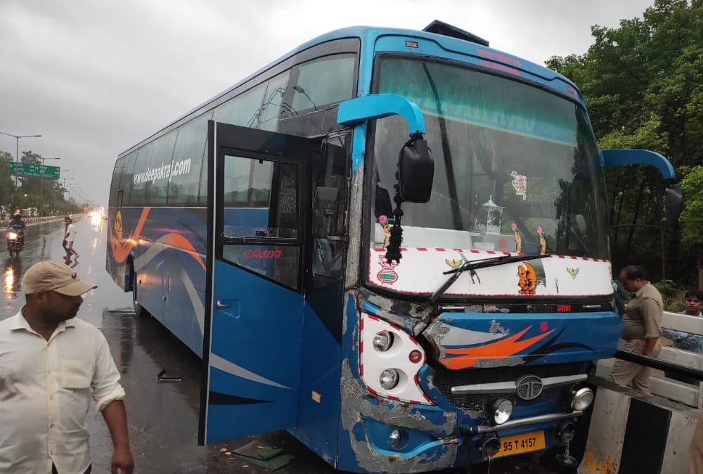 Bus accident in manak nagar in Lucknow.