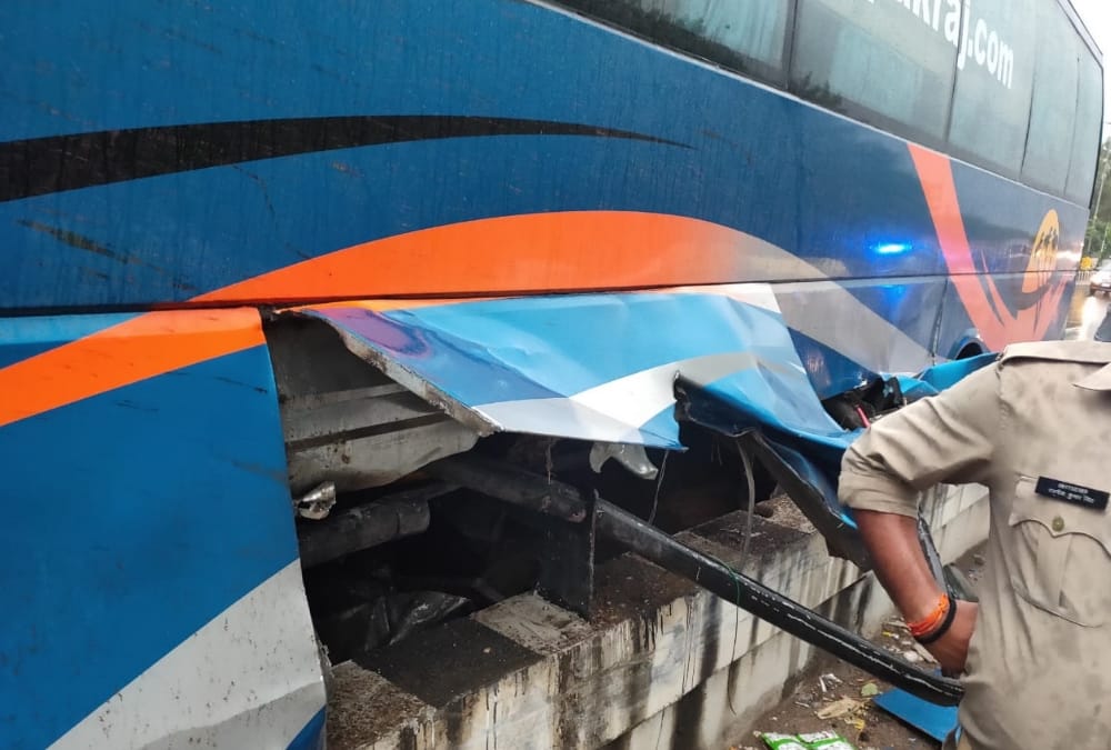 Bus accident in manak nagar in Lucknow.