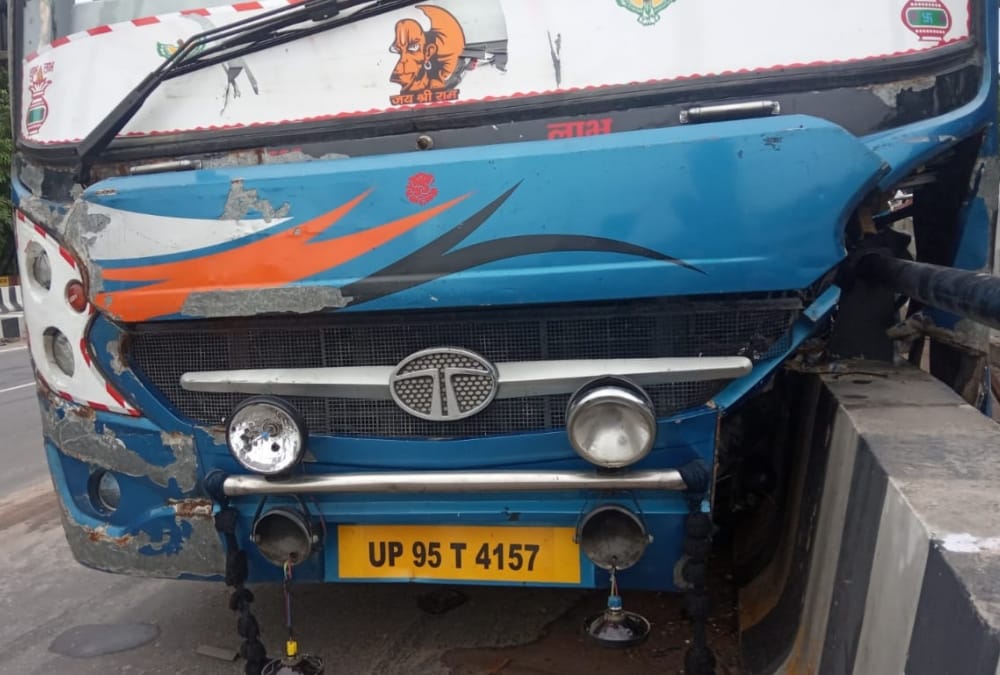 Bus accident in manak nagar in Lucknow.