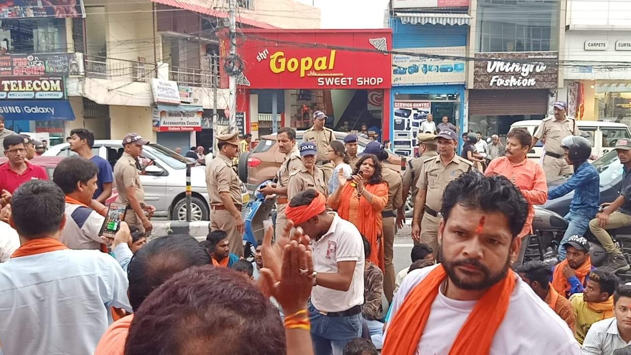Hanuman Chalisa performed on the road