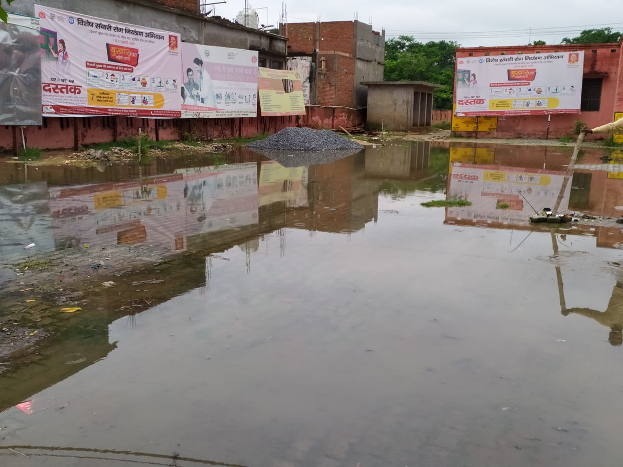 due to rain, dirt come in road
