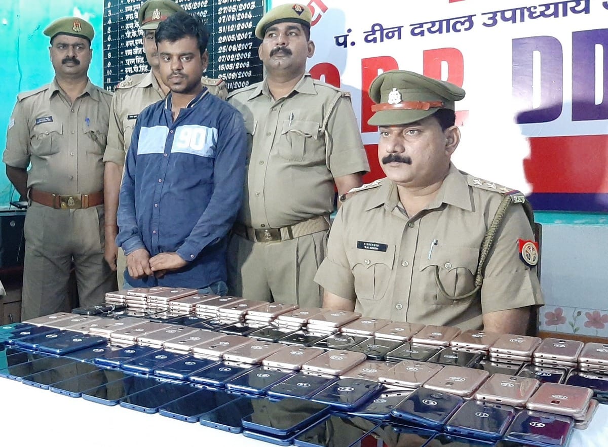 police arrested a person recovered mobiles battery railway police chandauli