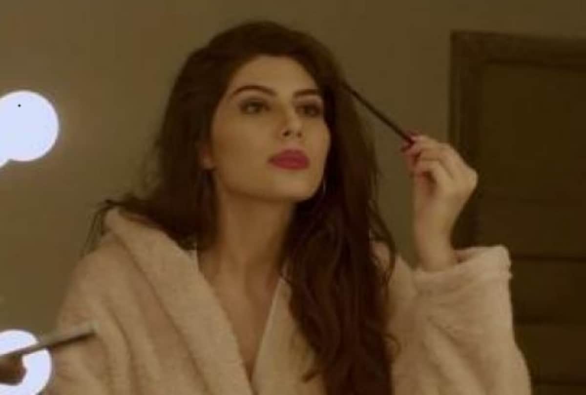 sacred games actress Elnaaz Norouzi stopped at chicago airport