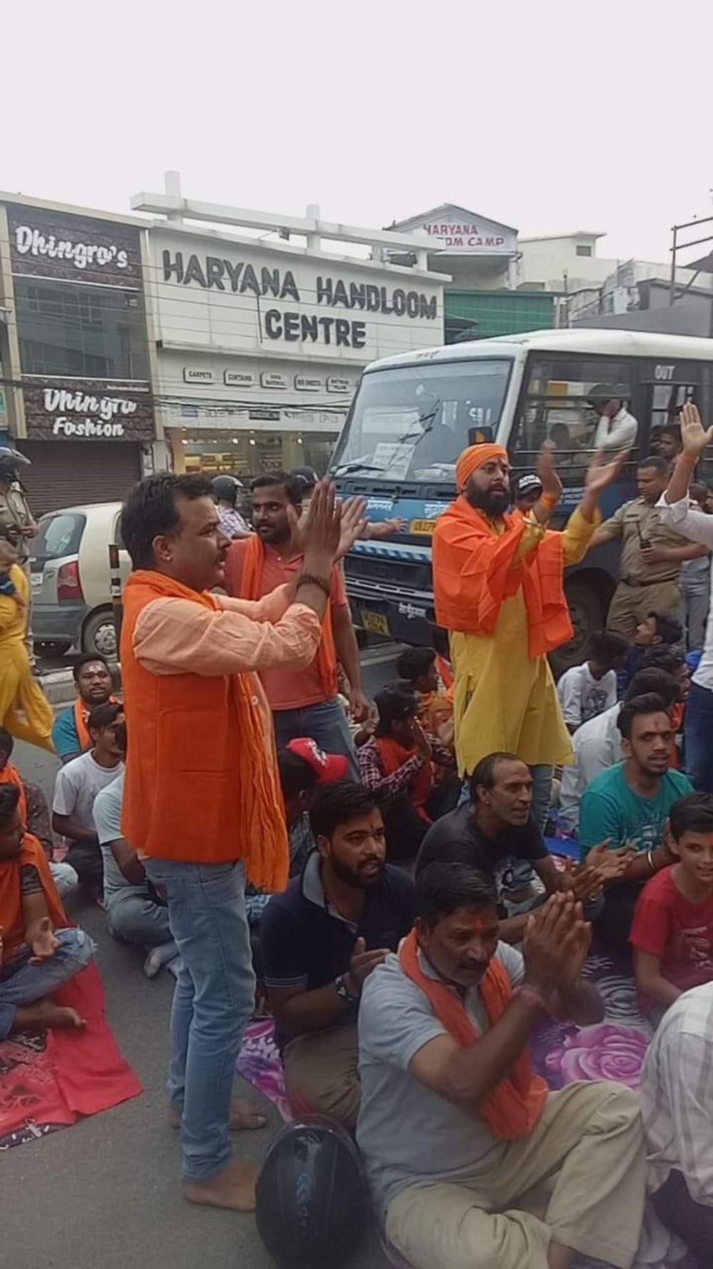 hindu vahini offers hanuman chalisa path on road at dehradun