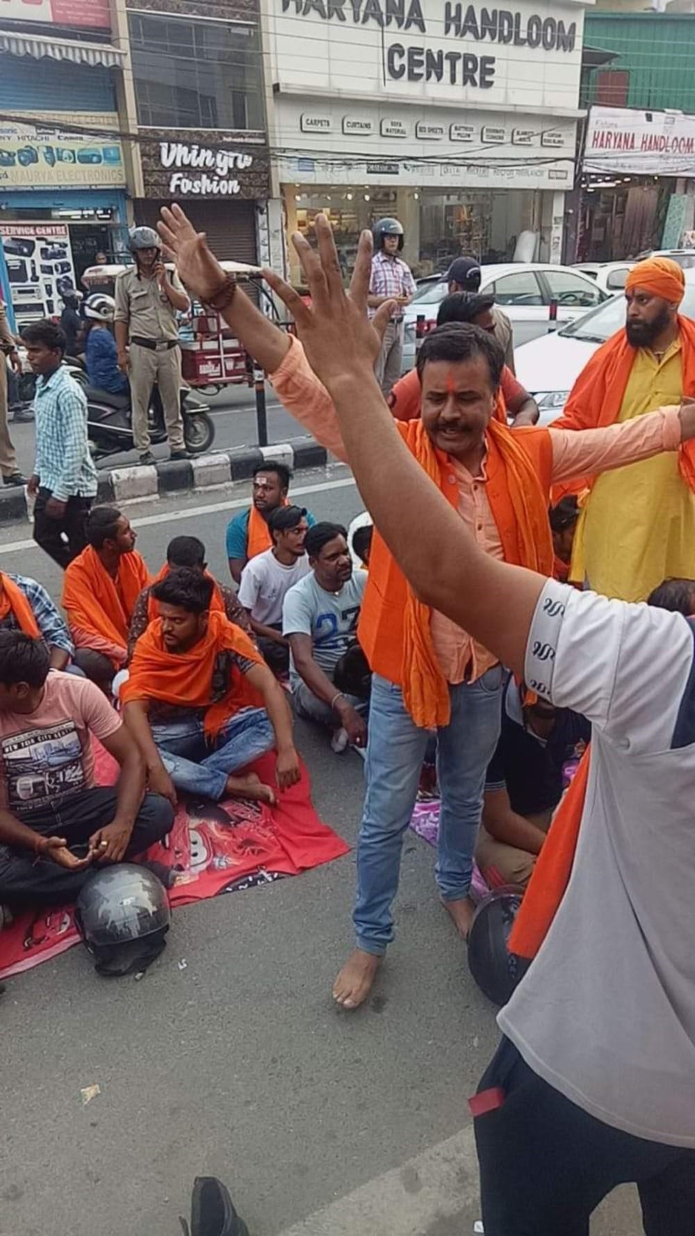 hindu vahini offers hanuman chalisa path on road at dehradun