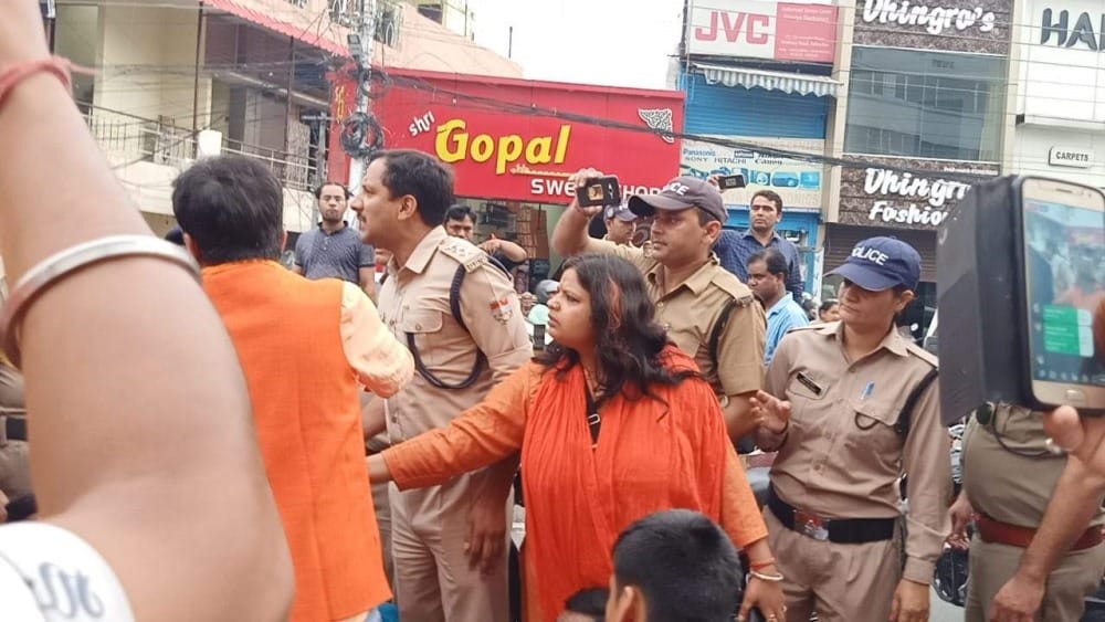 hindu vahini offers hanuman chalisa path on road at dehradun