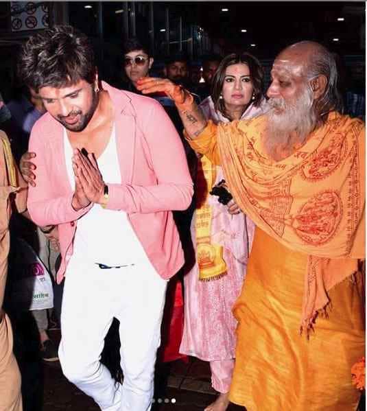 himesh reshammiya visit siddhivinayak temple with wife sonia kapoor