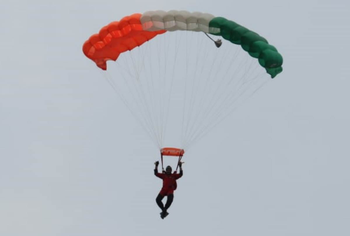 air force solder shoes stunt on the occasion of kargil vijay diwas