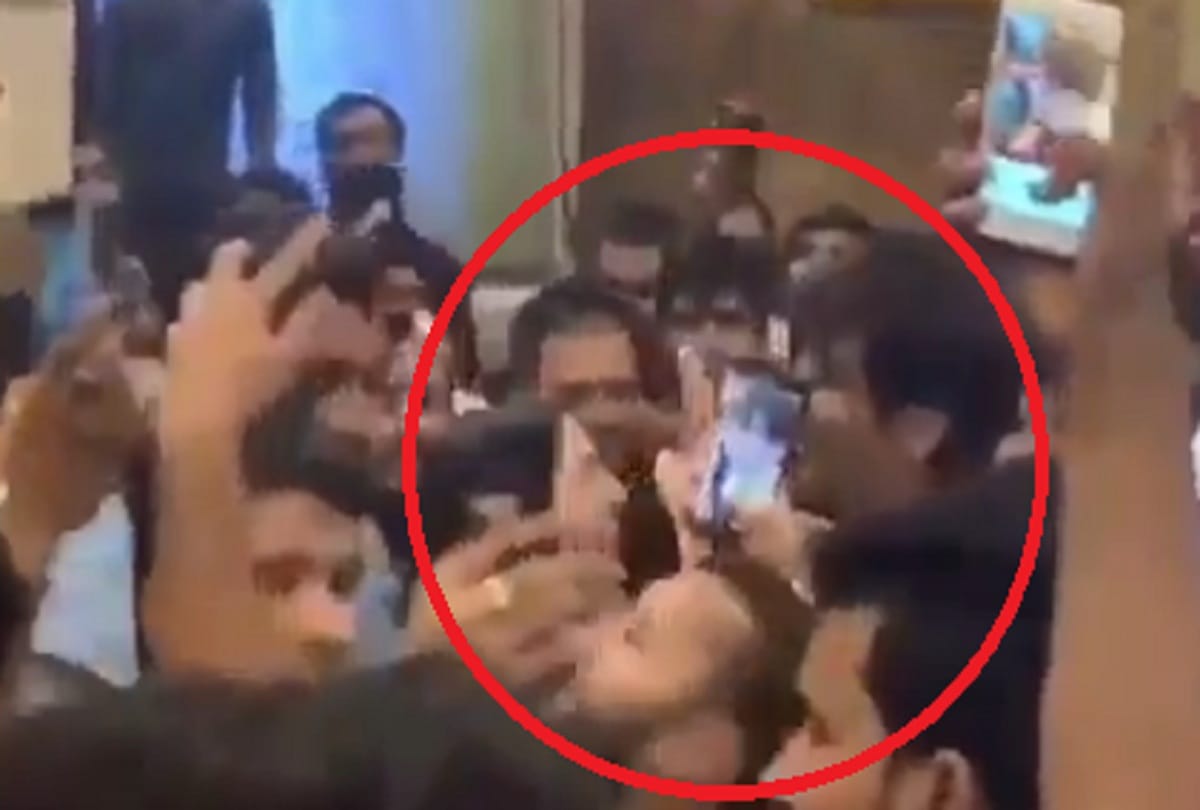 sara ali khan and kartik aaryan hug each other at airport video viral
