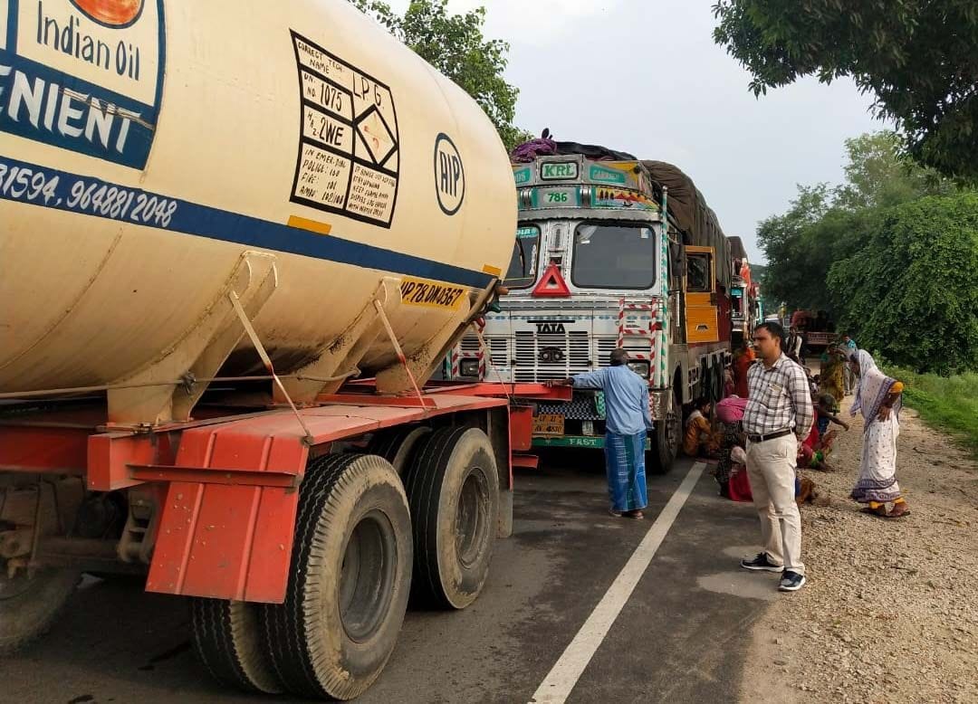 50 kilometer long jam to extract kawariya