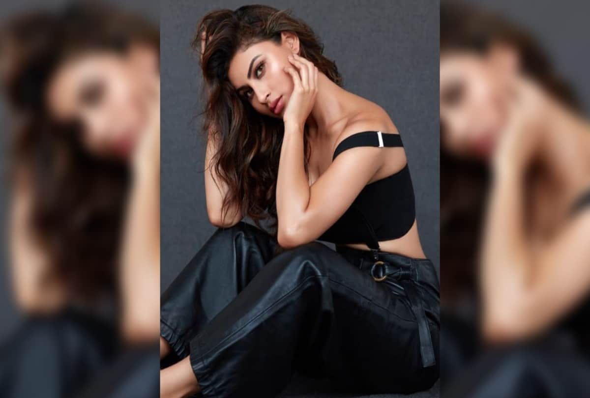 Mouni Roy car was damaged after large rock fell from Mumbai Metro construction site in Juhu