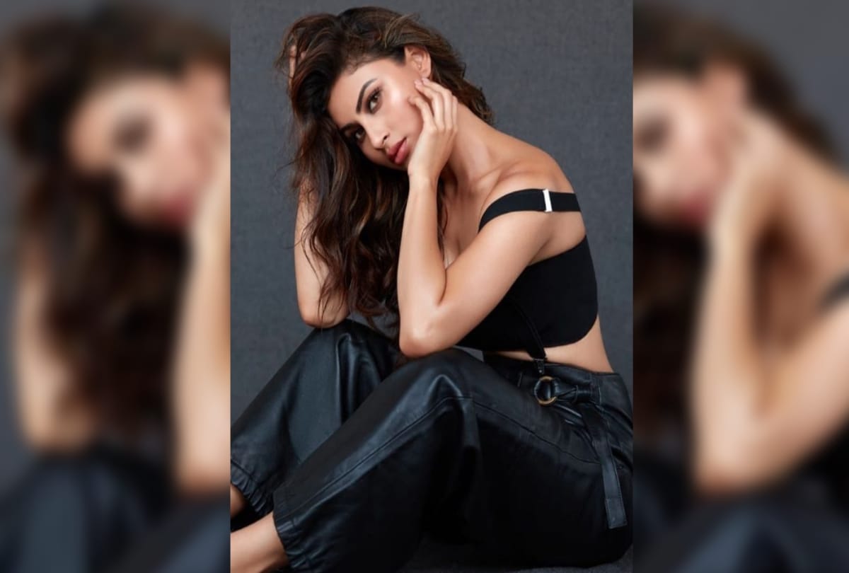 Mouni Roy car was damaged after large rock fell from Mumbai Metro construction site in Juhu
