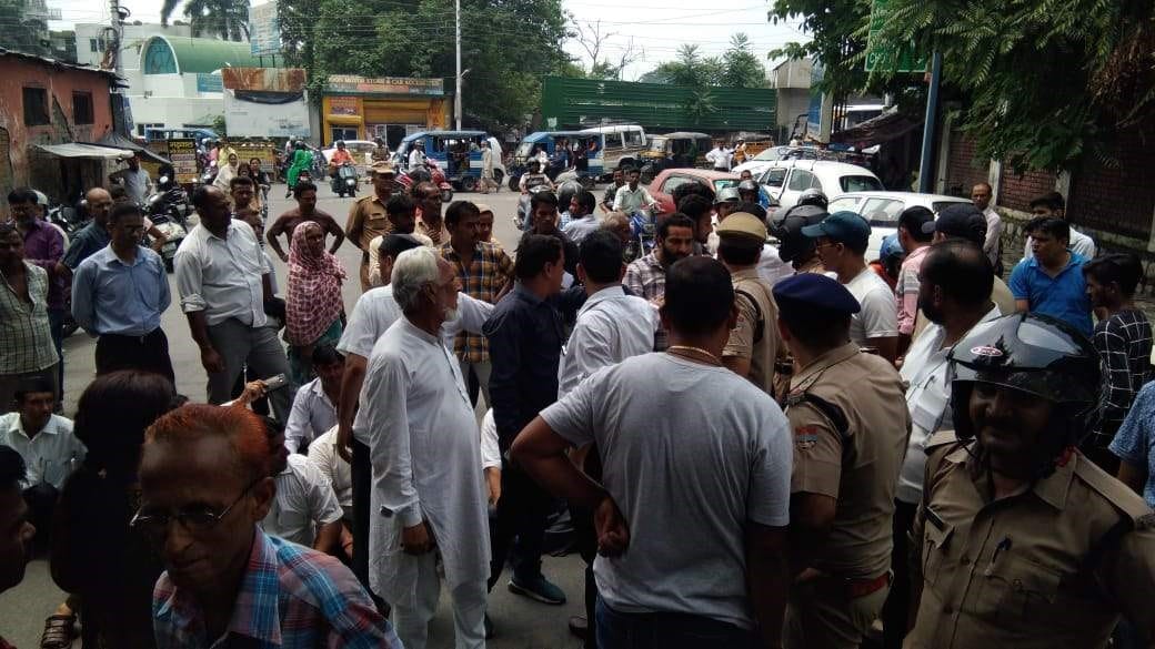 dehradun traffic police took UKD leader car from no parking zone