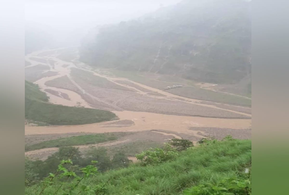 Air Flights canceled due to bad weather in Himachal, bus and truck stranded