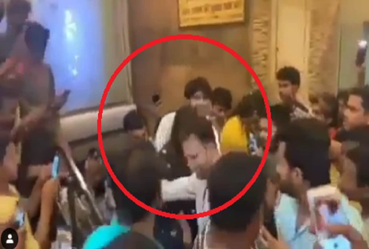 Kartik Aaryan turns bodyguard for Sara Ali Khan when she gathered around fans