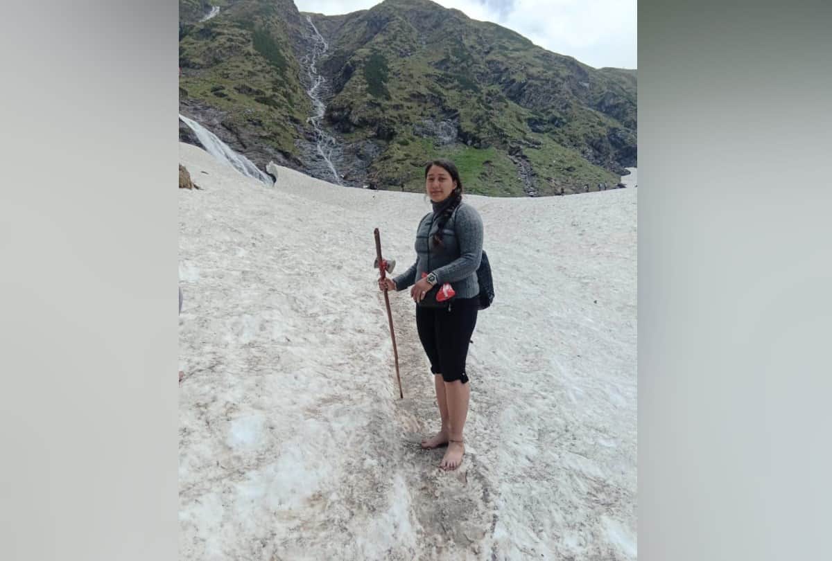 Srikhand Mahadev Yatra 2019 Ishani completed 35 Kilometer Trekking by Barefoot Three Times Himachal