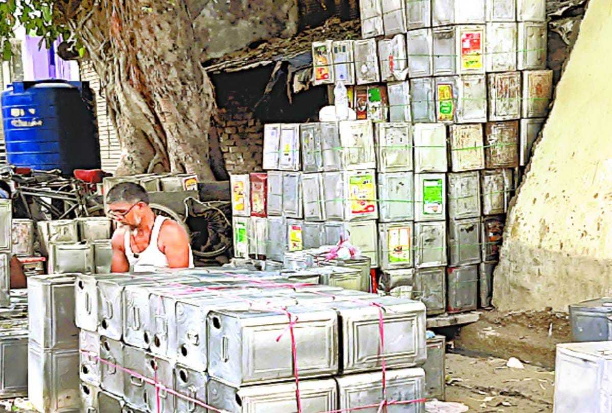 unhealthy edible oil being packed in jars purchased from junk dealers